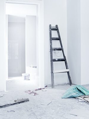 Innenraum im Ausbau mit verputzten Wänden und Türöffnung