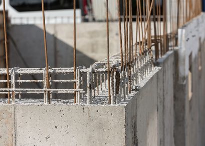 Bagger beim Ausheben eines Leitungsgrabens